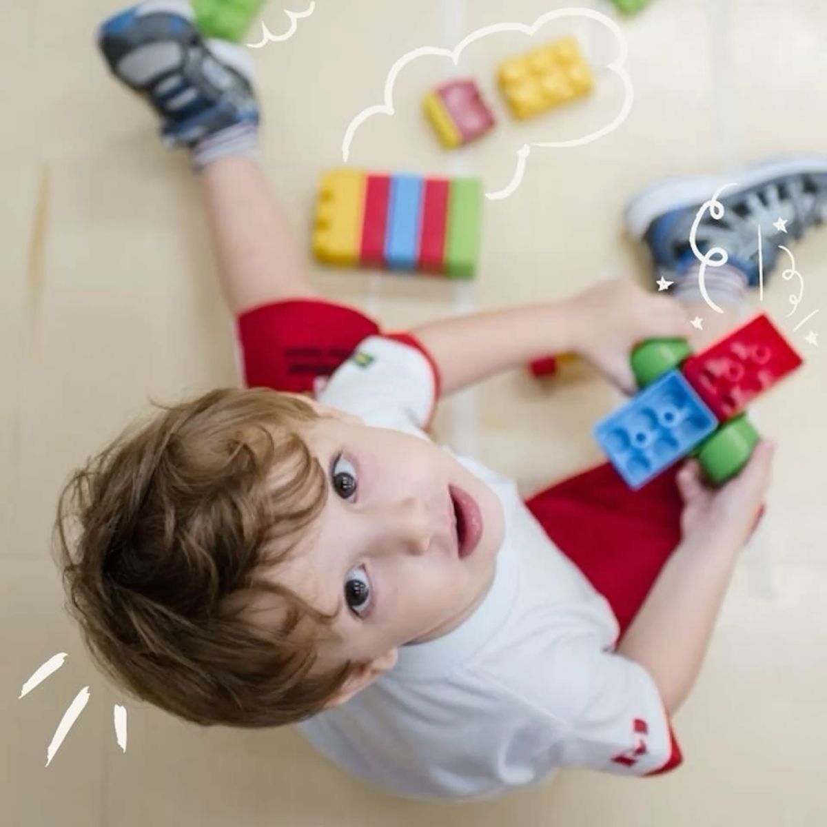 Niño jugando con materiales Montessori